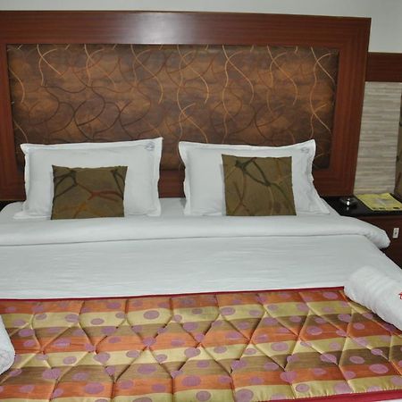 Hotel Aryaas Palayankottai Exterior photo