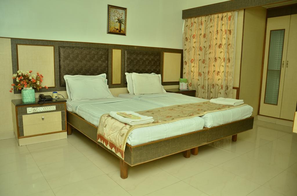 Hotel Aryaas Palayankottai Exterior photo