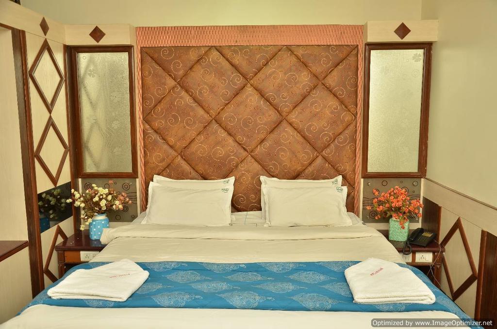 Hotel Aryaas Palayankottai Exterior photo