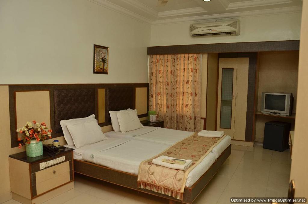 Hotel Aryaas Palayankottai Exterior photo