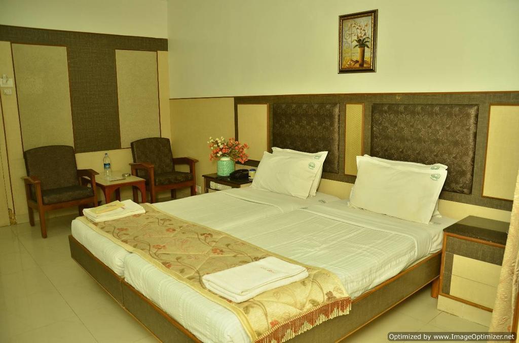 Hotel Aryaas Palayankottai Exterior photo